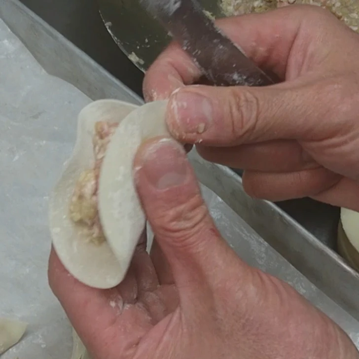 白味噌餃子 職人手作業