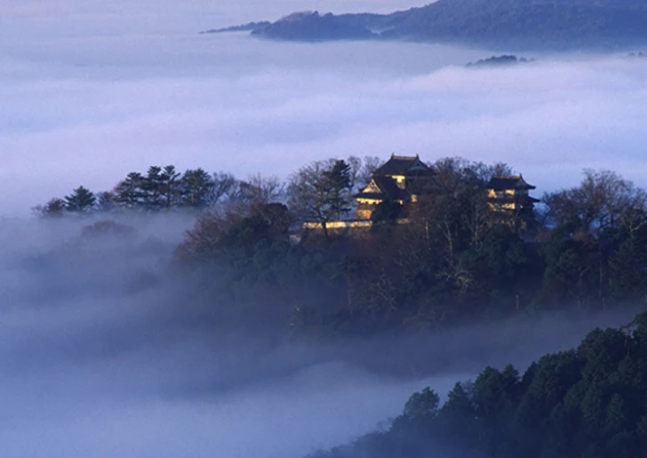 雲海に沈む備中松山城