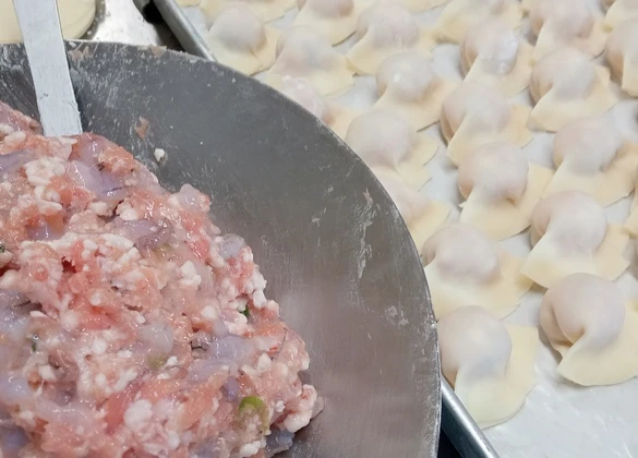 京都点心福の海老水餃子用アン。粗挽き豚肉と刻み海老を5:5で練り上げた餡