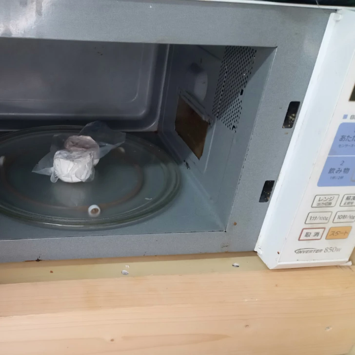 冷凍焼売の袋を電子レンジに入れる様子