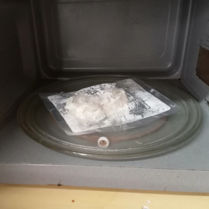 電子レンジでの加熱後、蒸気が落ち着き膨張が収まる焼売の包装袋